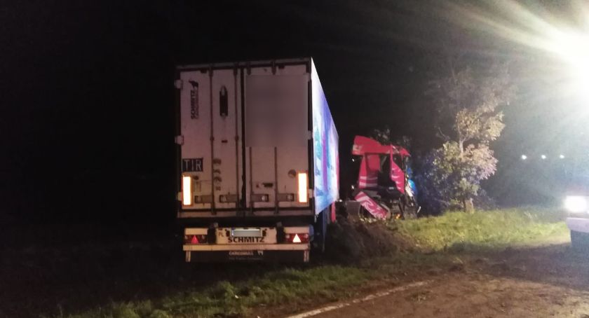 Czołowe zderzenie z ciężarówką w Brzeźnie pod Toruniem. 20-latek zginął na miejscu