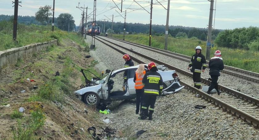 Wypadek pod Toruniem. Samochód osobowy został staranowany przez pociąg [FOTO]