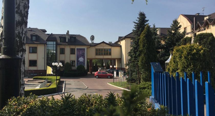 Podpalił auto i uciekł. Pożar na terenie Radia Maryja