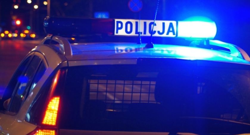 Upili kolegę i ukradli mu auto. Imprezę zakończyli w rowie…