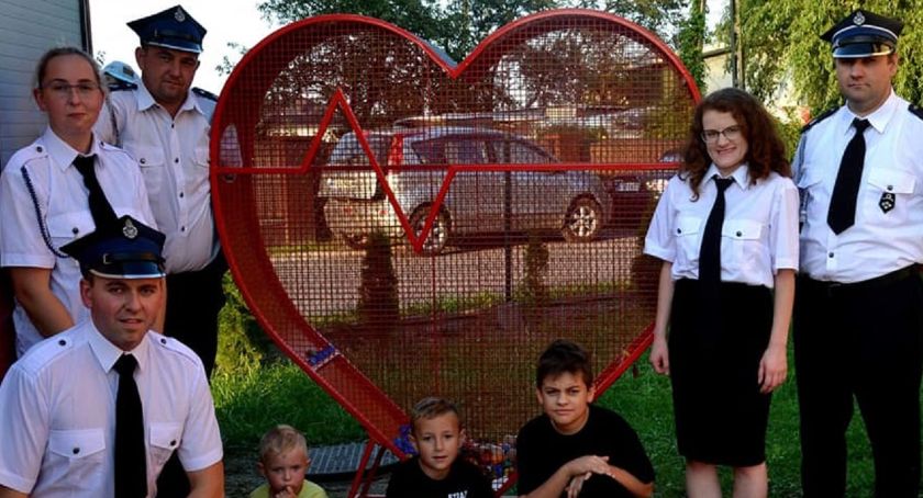 Pod Toruniem stanął nakrętkomat. Mieszkańcy wypełnią serce dla 10-letniego Mateusza