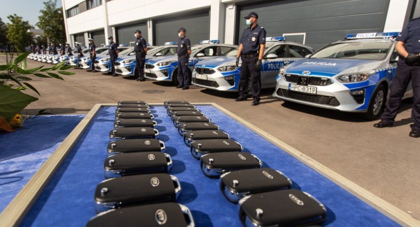 Policjanci otrzymali nowe radiowozy za milion złotych [FOTO]