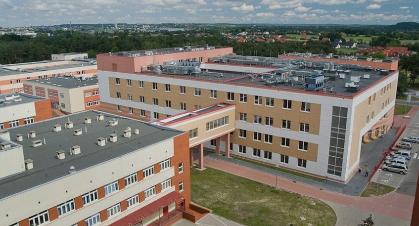 Problemy szpitala, który leczy chorych na koronawirusa. Interweniuje wojewoda