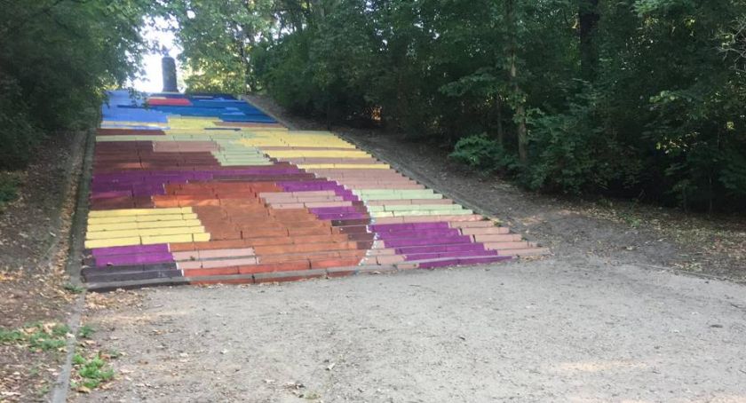 Studenci pomalowali schody w Toruniu, ale będą musieli je zamalować…