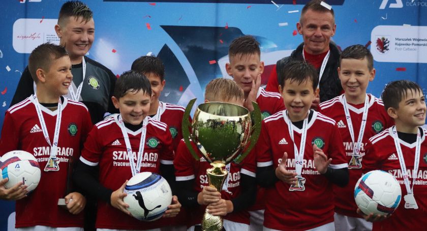 Młodzi piłkarze GKS-u Wikielec wygrali cykl turniejów „O Puchar Niepodległości” [FOTO]