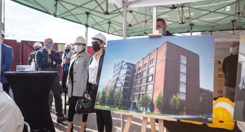 Wiecha zawieszona. W Toruniu powstaje Młyn Kultury za ponad 31 mln zł [FOTO]