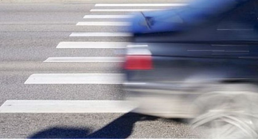 Potrącenie rowerzystki na przejeździe dla rowerów. Kobieta trafiła do szpitala...