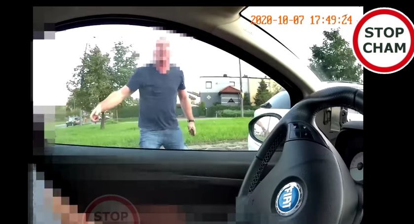 Skandal na środku drogi w Toruniu. Agresywny mężczyzna... kopał w drzwi auta [WIDEO]