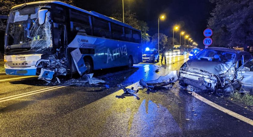 Wypadek pod Toruniem. Samochód wjechał w autobus [FOTO]