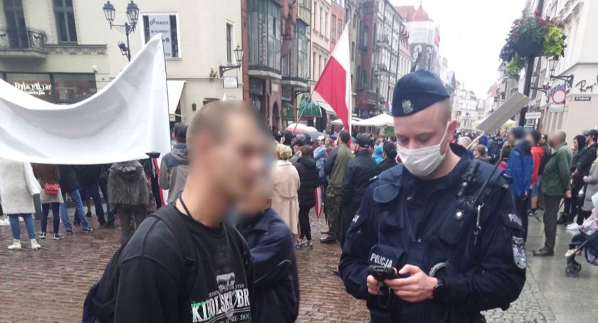 Przez Toruń przeszedł marsz „Zakończyć plandemię”. Jak zostaną ukarani uczestnicy?