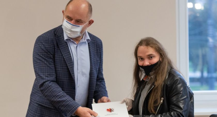 Marszałek województwa wręczył czek Kamilowi Czeszelowi [FOTO]
