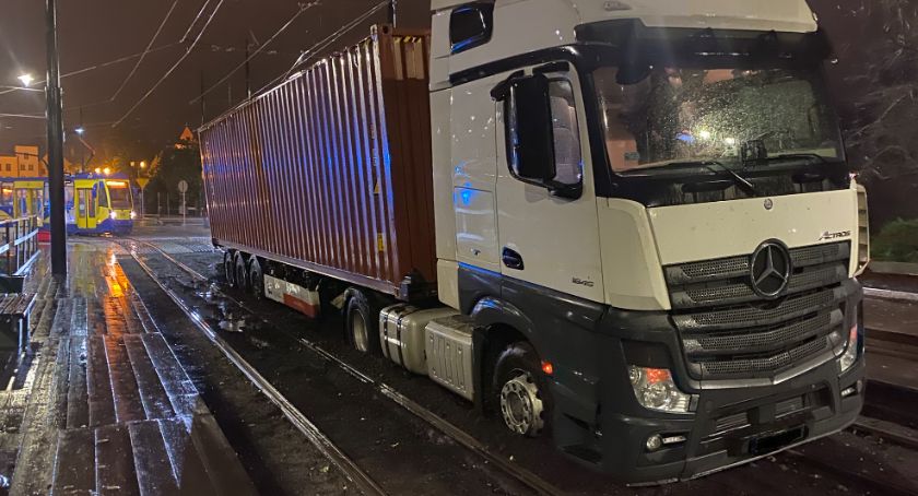 Pechowy dzień dla pasażerów tramwajów. TIR wjechał na tory [WIDEO]