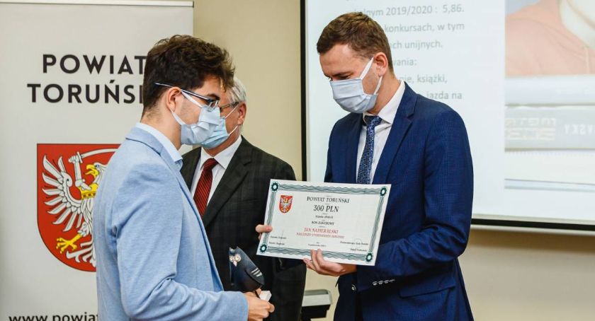 Powiat toruński przyznał stypendia dla uczniów i nagrody dla nauczycieli [FOTO]