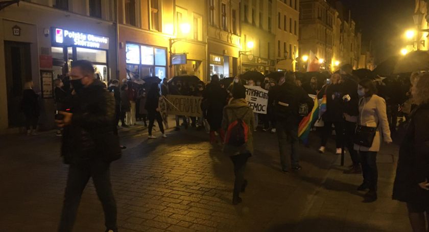Burza po decyzji Trybunału Konstytucyjnego. Mieszkańcy Torunia wyszli na ulice [WIDEO]