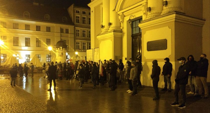 Napięta atmosfera. Straż Narodowa przed toruńskimi kościołami