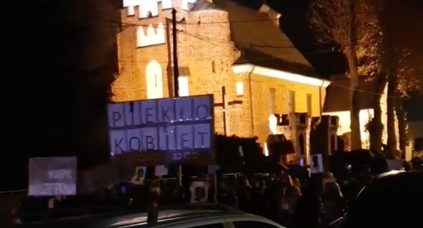 Proboszcz z podtoruńskiej parafii wyszedł do protestujących z bronią!? [WIDEO]