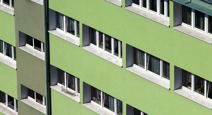 29-letni mężczyzna wypadł z okna wieżowca w Toruniu