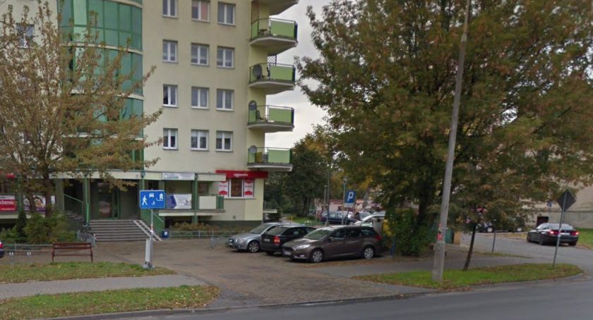 Koronawirus. Czekający na wymaz zagrażają mieszkańcom wieżowca w Toruniu