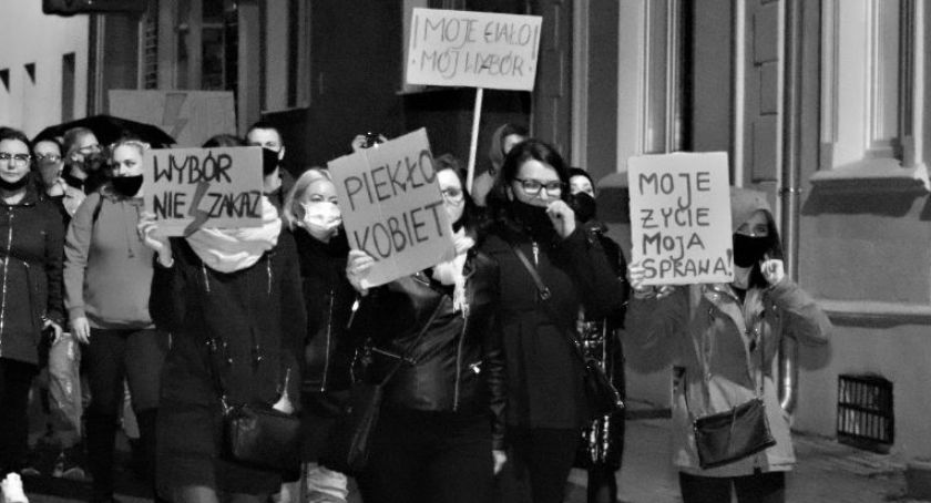 Kolejny czarny marsz przejdzie przez Toruń. „Organizujemy spowolnienie miasta”