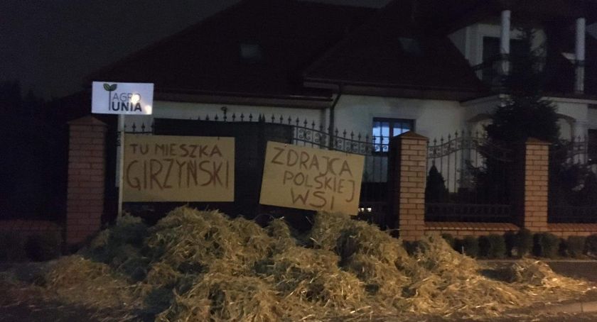 Niecodzienny widok na Wrzosach. Słoma pod domem posła z Torunia
