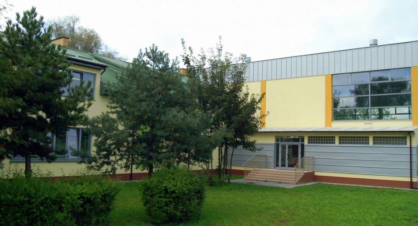 Rozbudowa szkoły pod Toruniem opóźniona. Potrzeba milionów złotych...