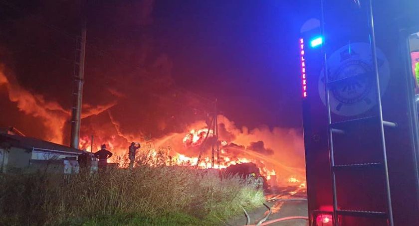 Ogromny pożar w Raciniewie. Czy chemiczne spaliny dotrą do Torunia?