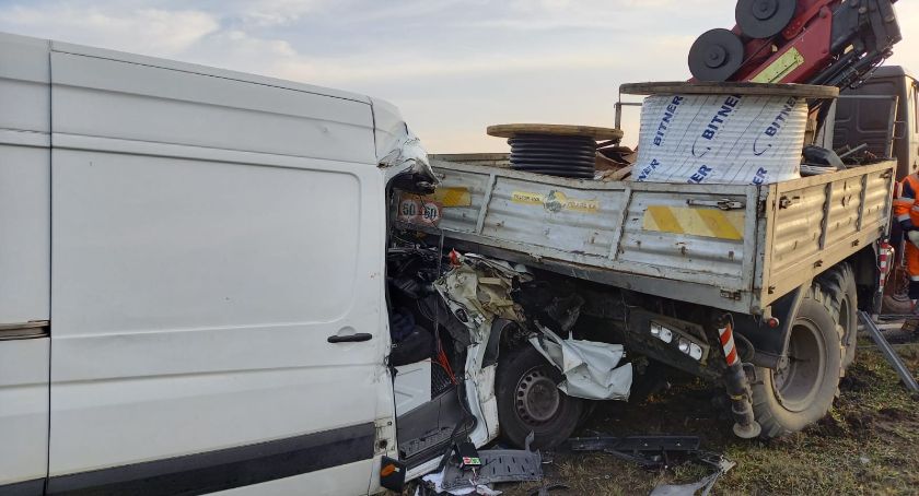 Wypadek pod Toruniem. Zgnieciony przód busa [FOTO]