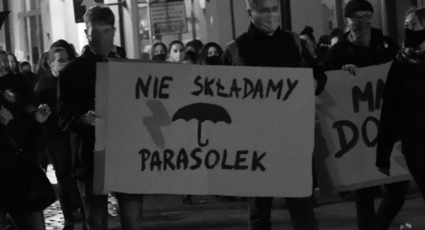 Czarny spacer w Toruniu. Demonstranci zrobili „psikusa” policjantom [WIDEO]