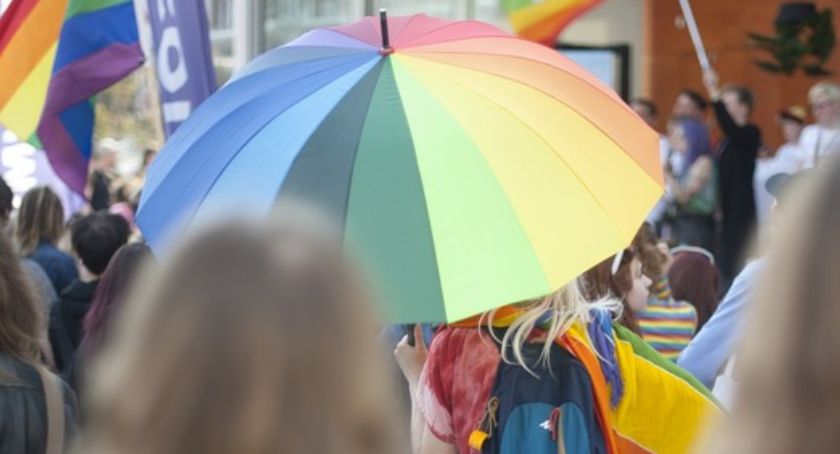 Dziewczyna z Torunia została pobita za przypinkę „LGBT to ludzie”…