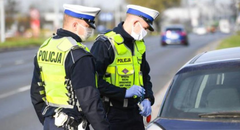 Kierowca BMW wręczył łapówkę policjantom z toruńskiej drogówki