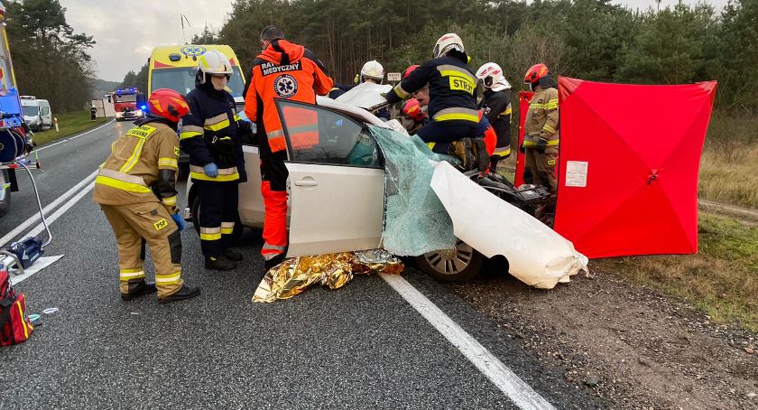 Akcja ratunkowa pod Toruniem. Kobieta zakleszczona w samochodzie [FOTO]