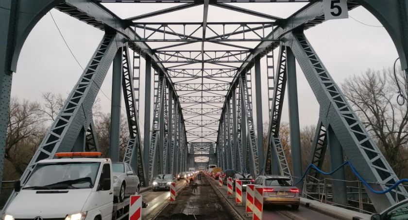 Co się dzieje na moście? Wkraczają betonowozy [FOTO]