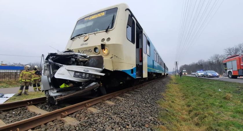 Śmiertelny wypadek pod Toruniem. Samochód zmiażdżony przez szynobus [FOTO]