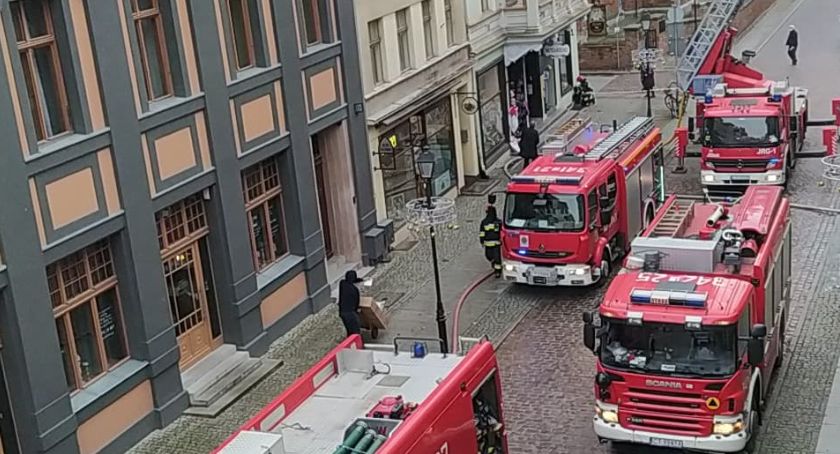 Pożar na Starówce. Ogień w kamienicy z restauracją [FOTO]