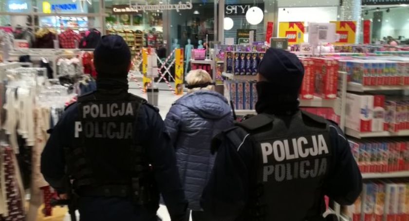 Niezapowiedziana kontrola. Policja w toruńskich galeriach handlowych [FOTO]
