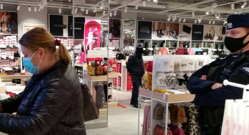Maseczki do kontroli. Jakie kary nakładają policjanci na mieszkańców Torunia?