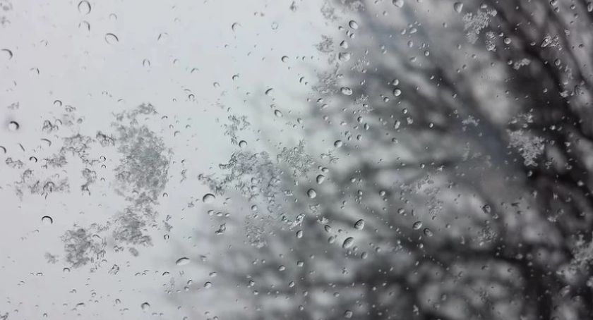 Za oknami nie tylko chmury. Kiedy spadnie śnieg?