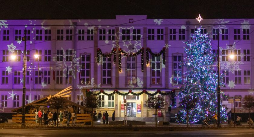 Przed Urzędem Marszałkowskim w Toruniu czuć magię świąt [FOTO]