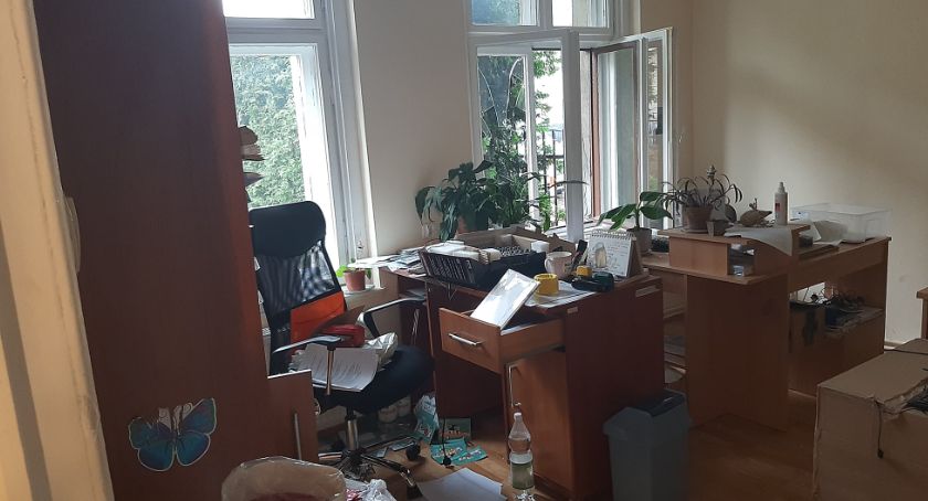Włamanie do toruńskiej fundacji. Sprawcy dostali się przez rozbite okno
