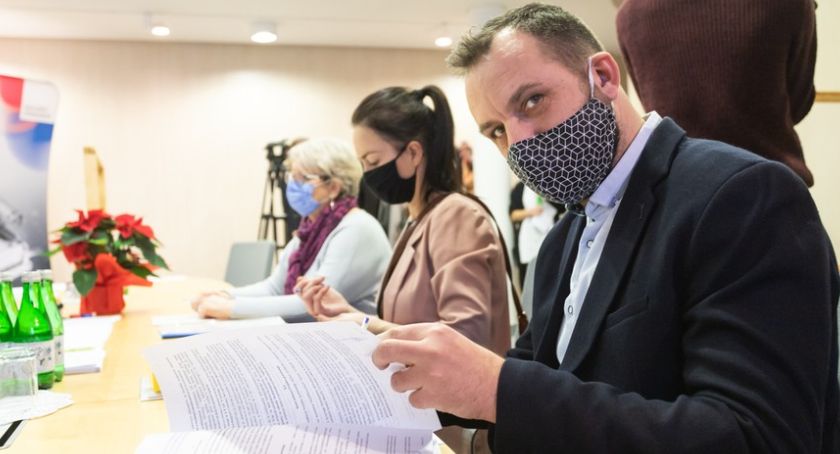 Przedsiębiorcy z Torunia otrzymują wsparcie finansowe od marszałka