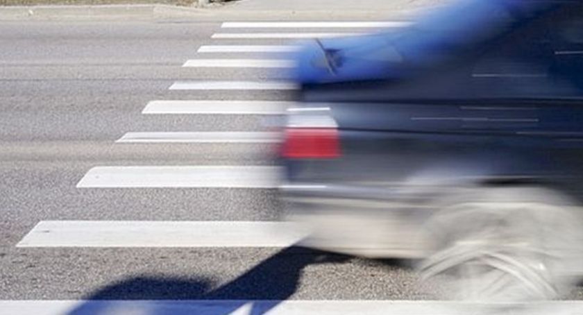 Wypadek w Toruniu. Pieszy zbagatelizował czerwone światło