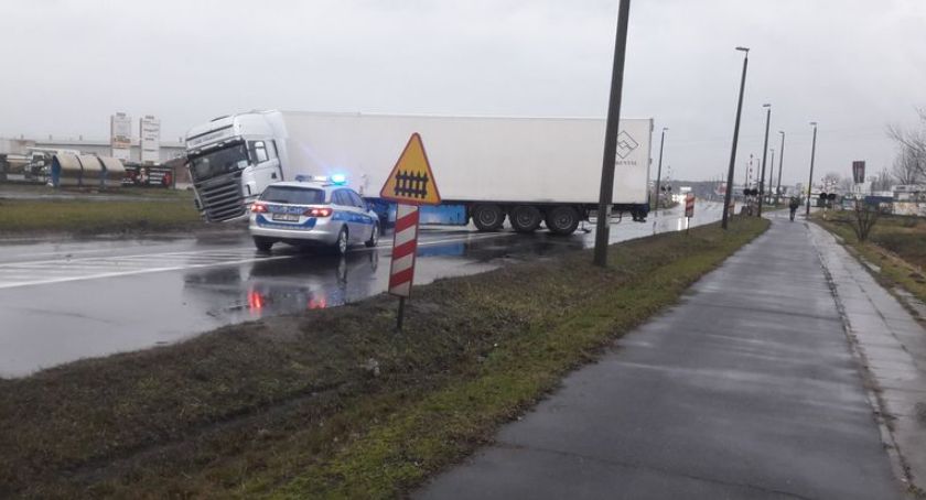 Niecodzienne zdarzenie w Toruniu. Samochód ciężarowy wpadł do rowu
