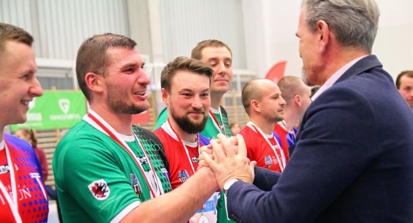 Pieszy wszedł na czerwonym pod jadące auto. Bohaterskie zachowanie sportowca z Torunia