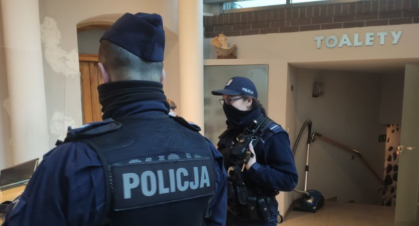 Nowe obostrzenia sanitarne. Ruszyły wzmożone kontrole policjantów w Toruniu