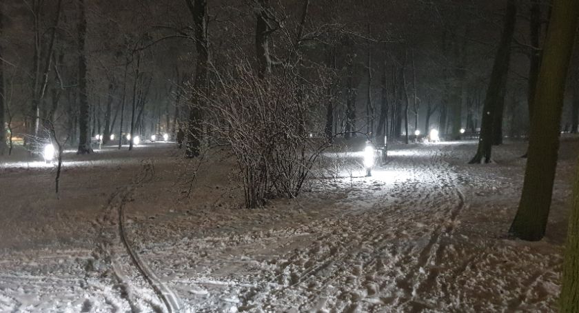 Jest oświetlenie! Wyjątkowy klimat w toruńskim parku [FOTO]