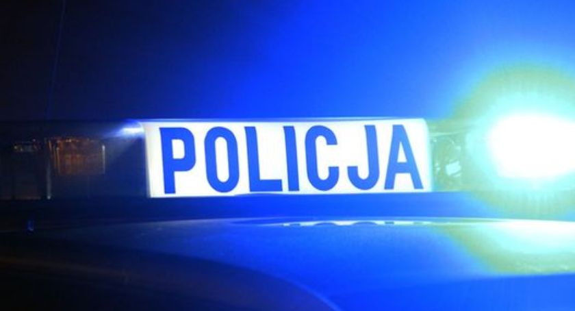 Rzucił w kobietę nożem na klatce w Toruniu. Policję wezwały dzieci