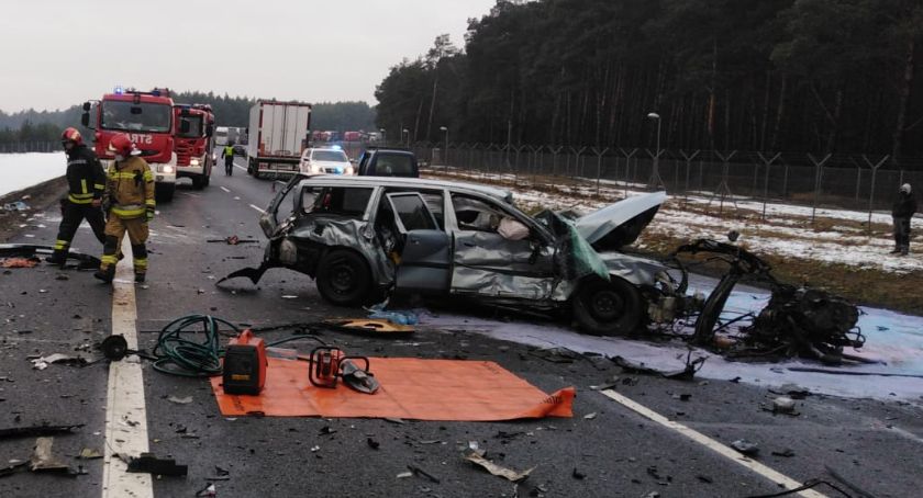 Poranna tragedia na S-10. Na miejscu zginął kierowca osobówki [FOTO]