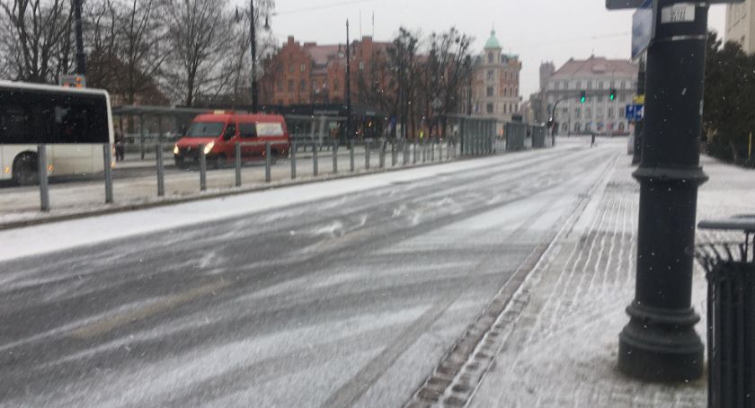 W Toruniu znów pada śnieg. Szykuje się powrót zimy?