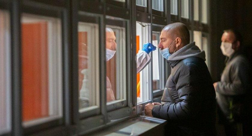 Koronawirus. Na początku tygodnia spadek zakażeń w Toruniu
