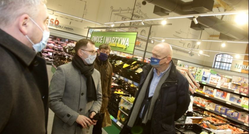 W dawnej ujeżdżalni koni powstał ALDI. Sklep odwiedził prezydent Torunia 